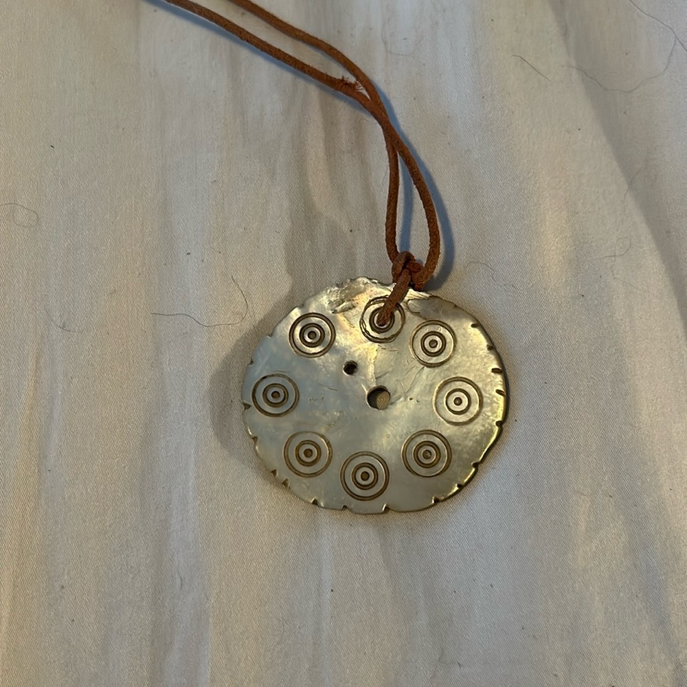 Leather necklace with mother of pearl shell